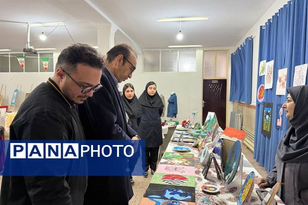 آیین افتتاحیه نمایشگاه هنری «ماها» در هنرستان شهید تاجیک بهارستان‌دو