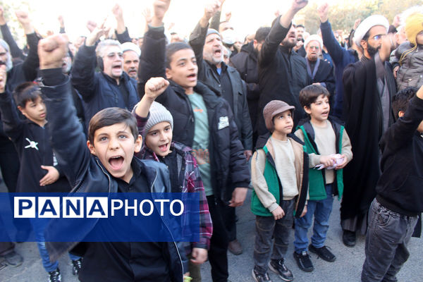 جلوه‌هایی از حضور نوجوانان در مراسم تشییع و خاکسپاری شهدای گمنام