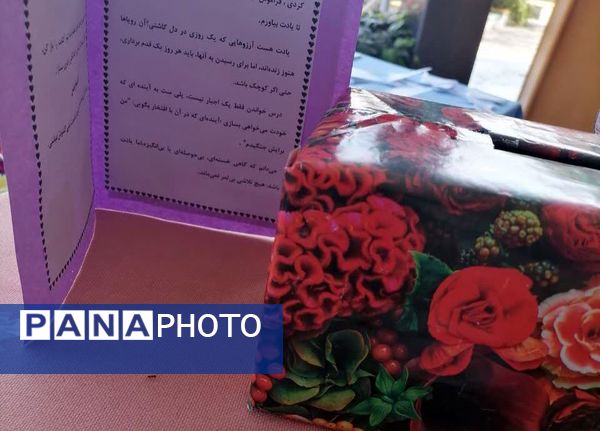 نمایشگاه ذهن‌های رنگی در دبیرستان دوره اول آرمینه مصلی نژاد