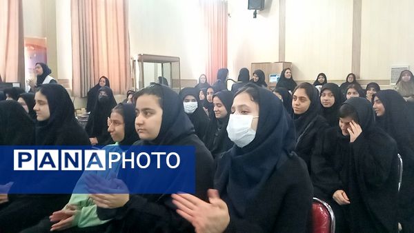 دختران شاهد قفلی خلاقیت خود را در نمایشگاه پژوهش به نمایش گذاشتند