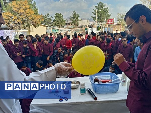 انجام آزمایش‌های علمی در دبیرستان نمونه آیت الله خامنه‌ای کاشمر 