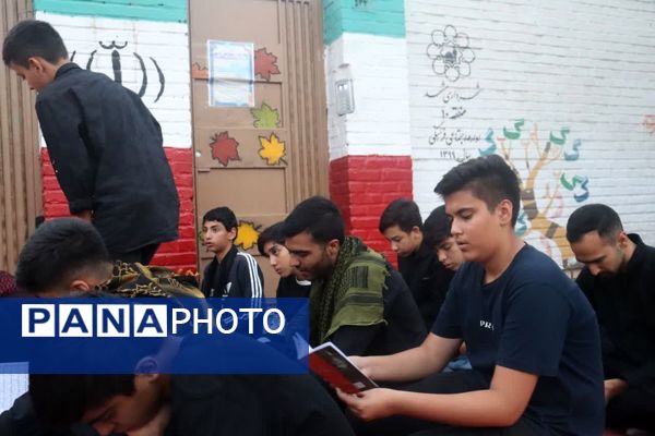 حضور پر رنگ نوجوانان در مراسم قرائت دعای زیارت عاشورا 