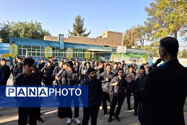 تجلیل دبیرستان شهید قمی از پدران مسئول در نیروی انتظامی و آتش‌نشانی
