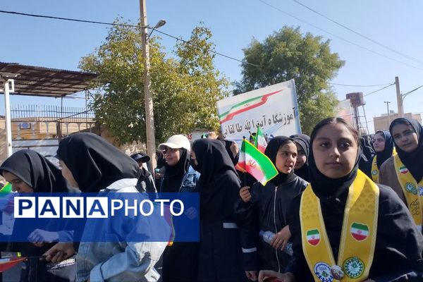 حضور دانش آموزان دبیرستان طالقانی داریون در تجمع ۱۳ آبان