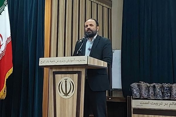 همه باید تلاش کنیم در مسیر قرآن باشیم