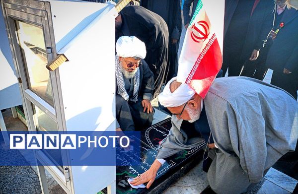 وزیر فرهنگ و ارشاد اسلامی غبار از مزار شهدای امامزاده سید حمزه کاشمر برداشت