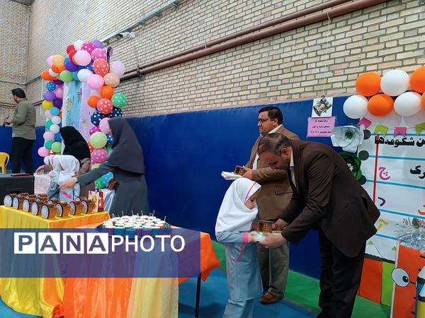 جشن شکوفه‌ها در دبستان زهره براتیان