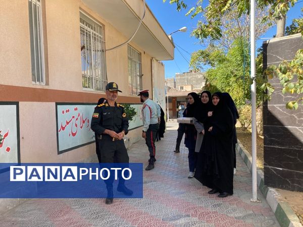 بازدید دانش‌آموزان دبیرستان سمیه از کلانتری ۱۱ بجنورد به مناسبت هفته نیروی انتظامی 
