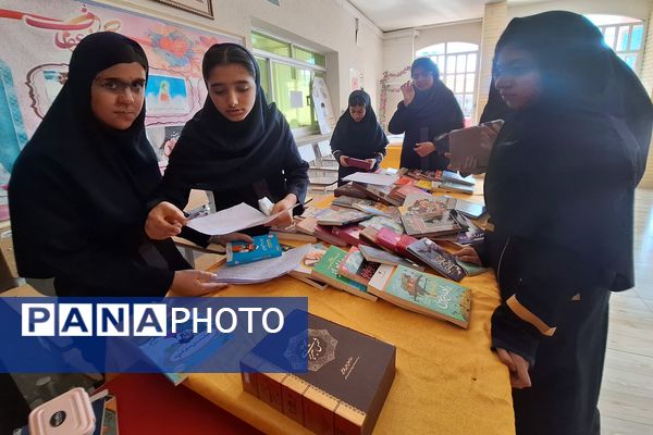 نمایشگاه کوچک کتاب در مدرسه 