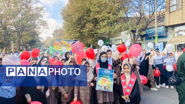 همبستگی نسل امروز با آرمان‌های انقلاب در راهپیمایی ۱۳ آبان باخرز