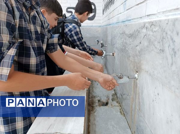 برپایی نماز جماعت ظهر و عصر در آموزشگاه شهید رجایی یک بجنورد