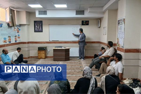 جلسه انجمن اولیاء و مربیان در دبیرستان بشارت بهارستان دو