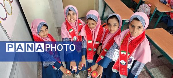 «انگشتر خوشحالی» نماد جشن روز کودک در دبستان شهید هادی آریایی ناحیه یک یزد