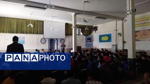 زیارت عاشورا  با یاد شهدای غزه در دبیرستان شاهد ابوذر غفاری 