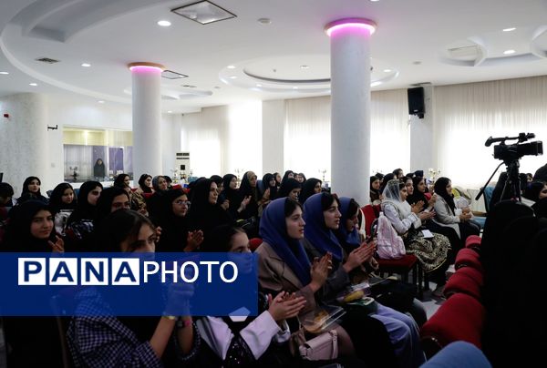 آیین تجلیل از برگزیدگان جشنواره‌های فرهنگی و هنری شمال‌غرب کشور در تبریز