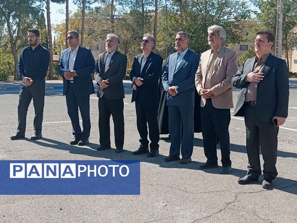 غبارروبی مزار شهدای گمنام دانشگاه آزاد اسلامی واحد کاشمر 