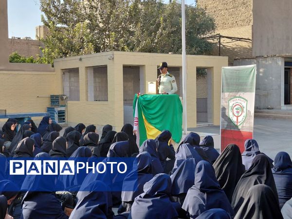 امنیت از کلاس تا خیابان؛ پلیس در جمع دانش‌آموزان بهادری
