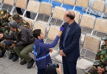 دانش‌آموزان با حضور در راهپیمایی ۱۳ آبان پشتیبانی از  امنیت و استقلال کشور را نشان می‌دهند