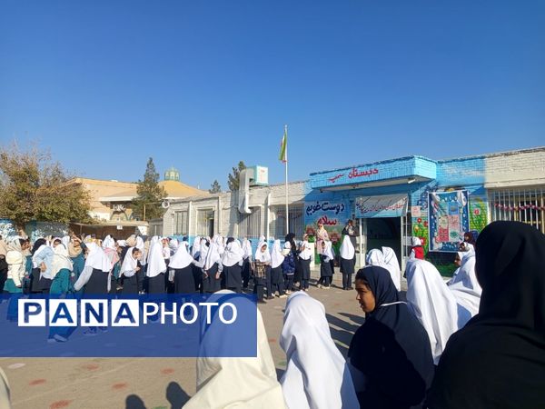 بازارچه کتاب در دبستان سمیه