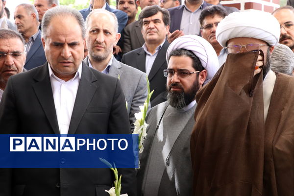 گرامیداشت مقام معلم با غبارروبی و عطرافشانی مزار شهدای فرهنگی