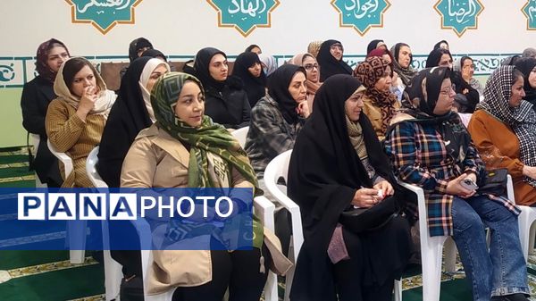 جلسه آموزش خانواده با موضوع فضای مجازی در دبستان پنجم مهر