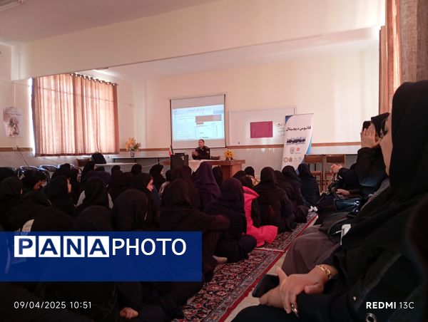 برگزاری دوره آموزشی آسیب های اجتماعی با محوریت آسیب های فضای مجازی در هنرستان هیات امنایی حضرت فاطمه (س) اردبیل
