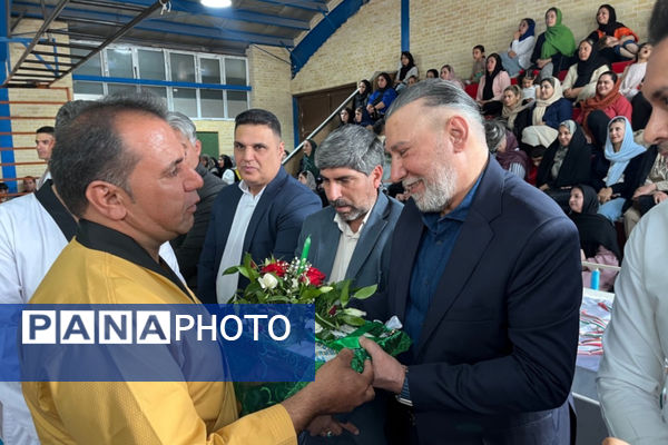 تجلیل از خیرخانه تکواندو آباده و اهدا مدال به تکواندوکاران مسابقات استانی