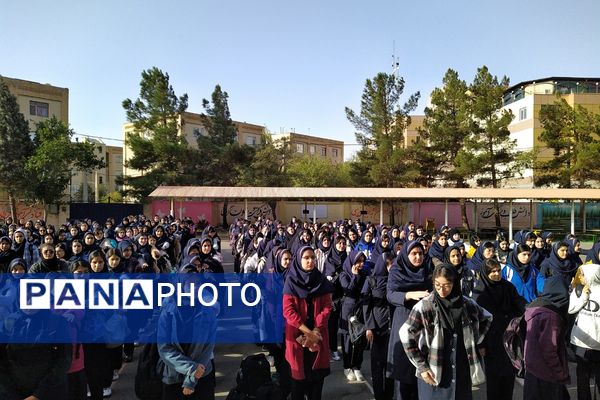 زنگ مهر و مقاومت در دبیرستان استعدادهای درخشان فرزانگان شهریار طنین‌انداز شد
