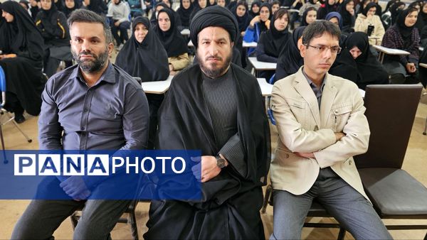 آیین گرامیداشت روز دانش‌آموز با حضور مسئولان منطقه ۱۳ در دبیرستان طلیعه شاهد