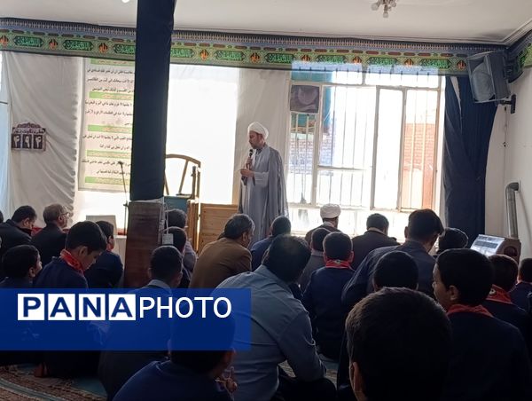 نماز پدر پسری در مدرسه دکتر توسلی