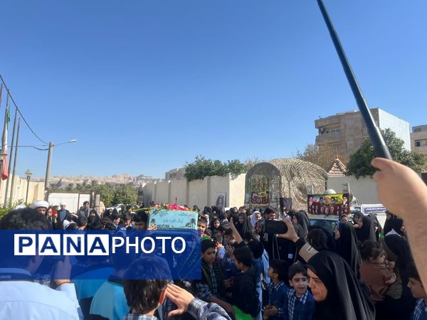 استقبال پرشور دانش‌آموزان جم از شهید گمنام در آستانه شهادت حضرت زهرا(س)