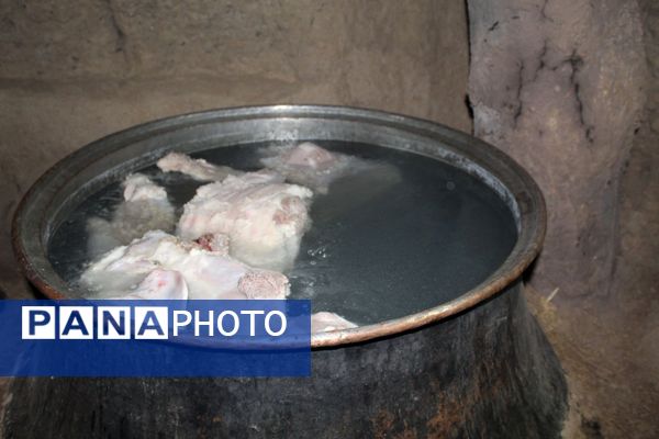 آماده‌سازی هلیم عاشورا در روستای اسحاق آباد نیشابور 