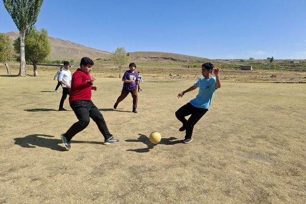 قابی صمیمی از مهرورزی و همکاری دانش‌آموزان در دل طبیعت آیواز 