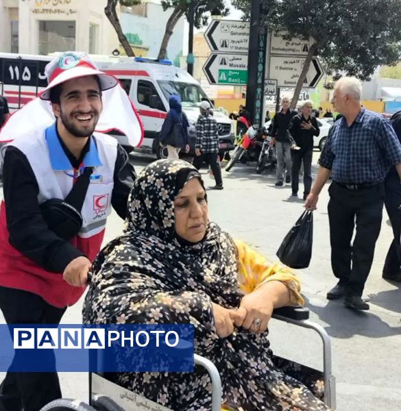 خدمت جوانان هلال‌احمر همدان به زائران رضوی در طرح ملی «قدم به قدم در مسیر بهشت»