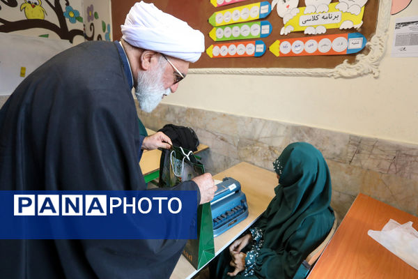 حضور تولیت آستان قدس رضوی در جمع دانش‌آموزان با آسیب بینایی مشهد