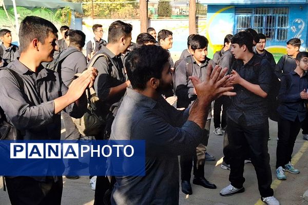 تجلیل دبیرستان شهید قمی از پدران مسئول در نیروی انتظامی و آتش‌نشانی