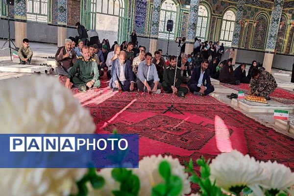 غبارروبی و عطر افشانی گلزار شهدای شهر بار در هفته دفاع مقدس