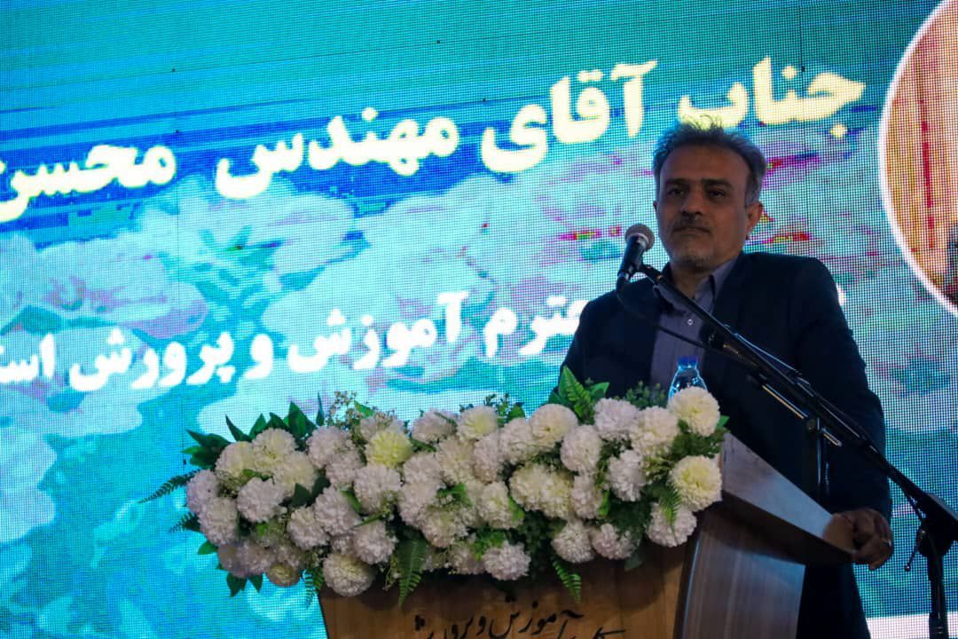 تجلیل از ۴۰۰ نفر از خدمتگزاران مدارس نواحی ۲ و ۳ شیراز و شهر صدرا  
