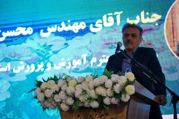 تجلیل از ۴۰۰ نفر از خدمتگزاران مدارس نواحی ۲ و ۳ شیراز و شهر صدرا  
