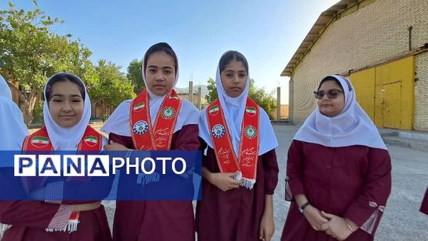 دیدار صمیمانه مأموران نیروی انتظامی با دانش‌آموزان دبستان استقلال 