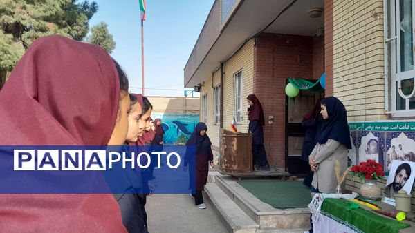 برگزاری‌ مراسم‌‌ روز اول‌ مدارس‌ و هفته‌ دفاع‌مقدس‌ در دبیرستان‌  مخدره‌ مرآتی