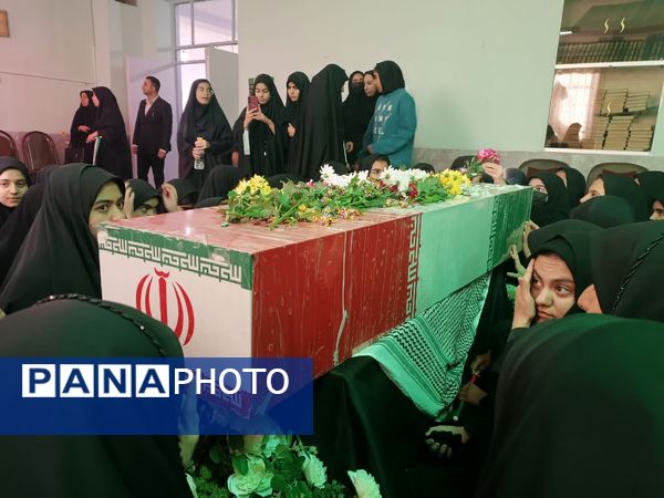 حضور شهید گمنام در دبیرستان دخترانه حضرت زینب(س) شهرستان بهاباد