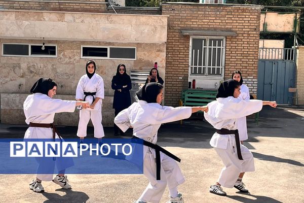 قدرت،هیجان و مهارت در نمایش کاراته کاران دبیرستان رضوان در افتتاحیه المپیاد ورزشی