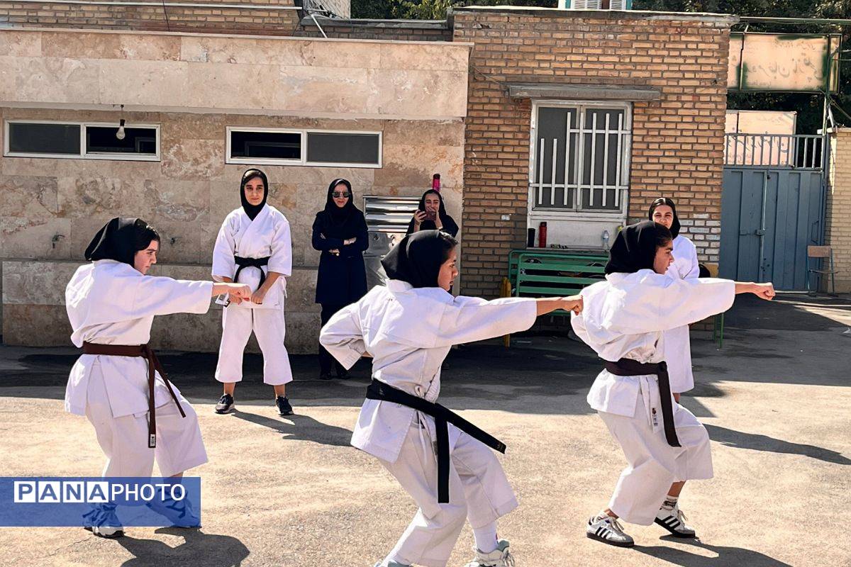 قدرت،هیجان و مهارت در نمایش کاراته کاران دبیرستان رضوان در افتتاحیه المپیاد ورزشی