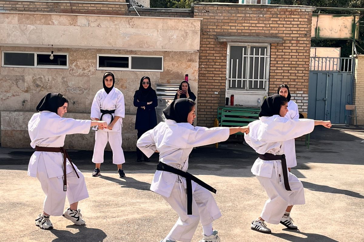 قدرت،هیجان و مهارت در نمایش کاراته کاران دبیرستان رضوان در افتتاحیه المپیاد ورزشی