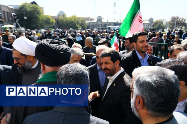 دانش آموزان و مسئولین در کنار یکدیگر، روز دانش‌آموز را رقم زدند