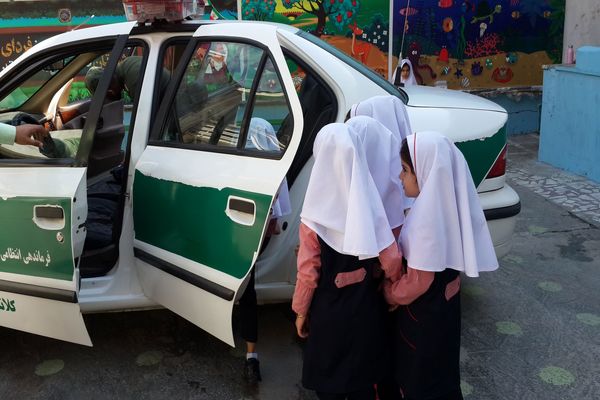 آئین گرامیداشت هفته نیروی انتظامی در دبستان دخترانه شهید چیتی اصفهان برگزار شد