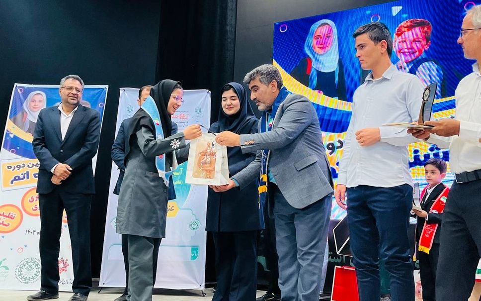 اتم (استندآپ، تقلید صدا، مجریگری)