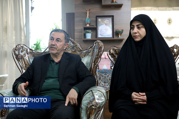 دیدار معاون پرورشی و فرهنگی وزارت آموزش و پرورش با خانواده شهید آرمان علی‌وردی