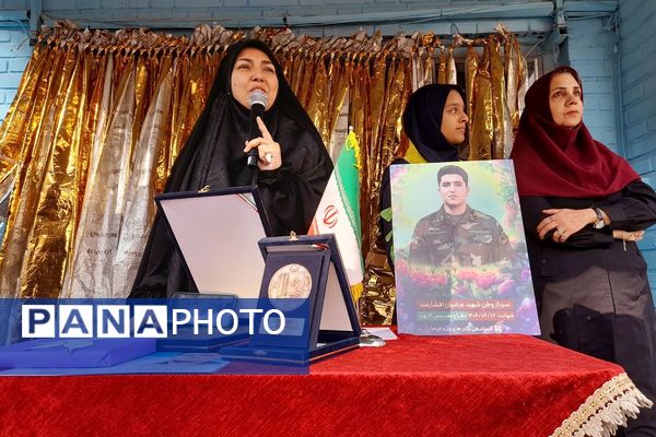 برگزاری همایش وطن‌یار در توحید یک؛ ادای احترام دانش‌آموزان به شهدای جنگ ۱۲روزه با حضور مادر «پسر آسمانی» عرشیان افشارمند در شهرستان قدس